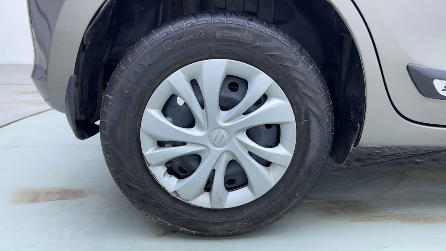 Used 2022 Maruti Suzuki Swift VXi Petrol Manual tyres RIGHT REAR TYRE RIM VIEW