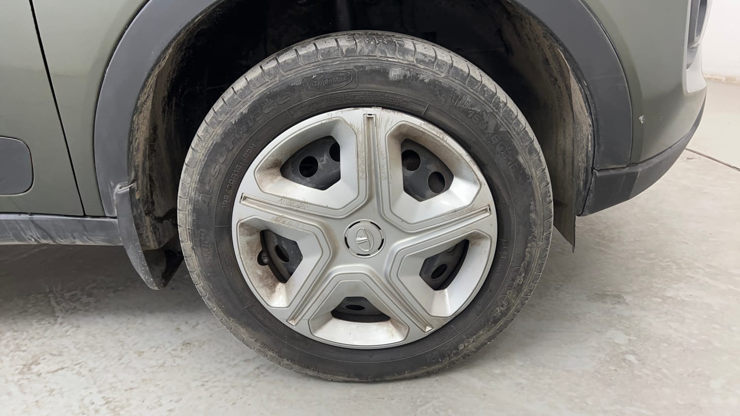 Used 2022 Tata Nexon XM Petrol Manual tyres RIGHT FRONT TYRE RIM VIEW
