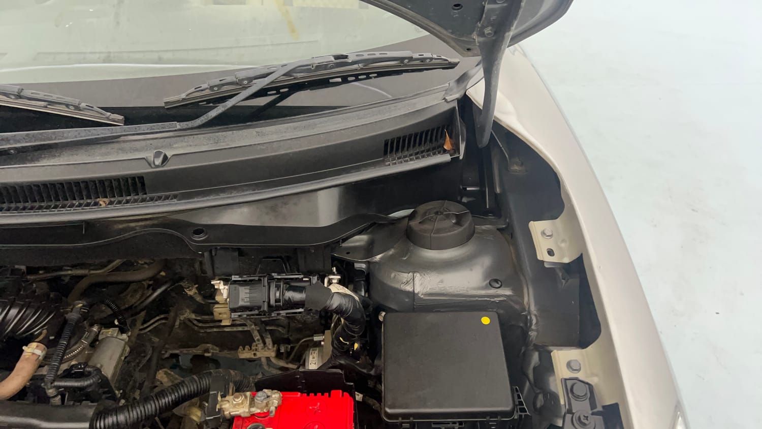 Used 2020 Maruti Suzuki Dzire ZXi Petrol Manual engine ENGINE LEFT SIDE HINGE & APRON VIEW