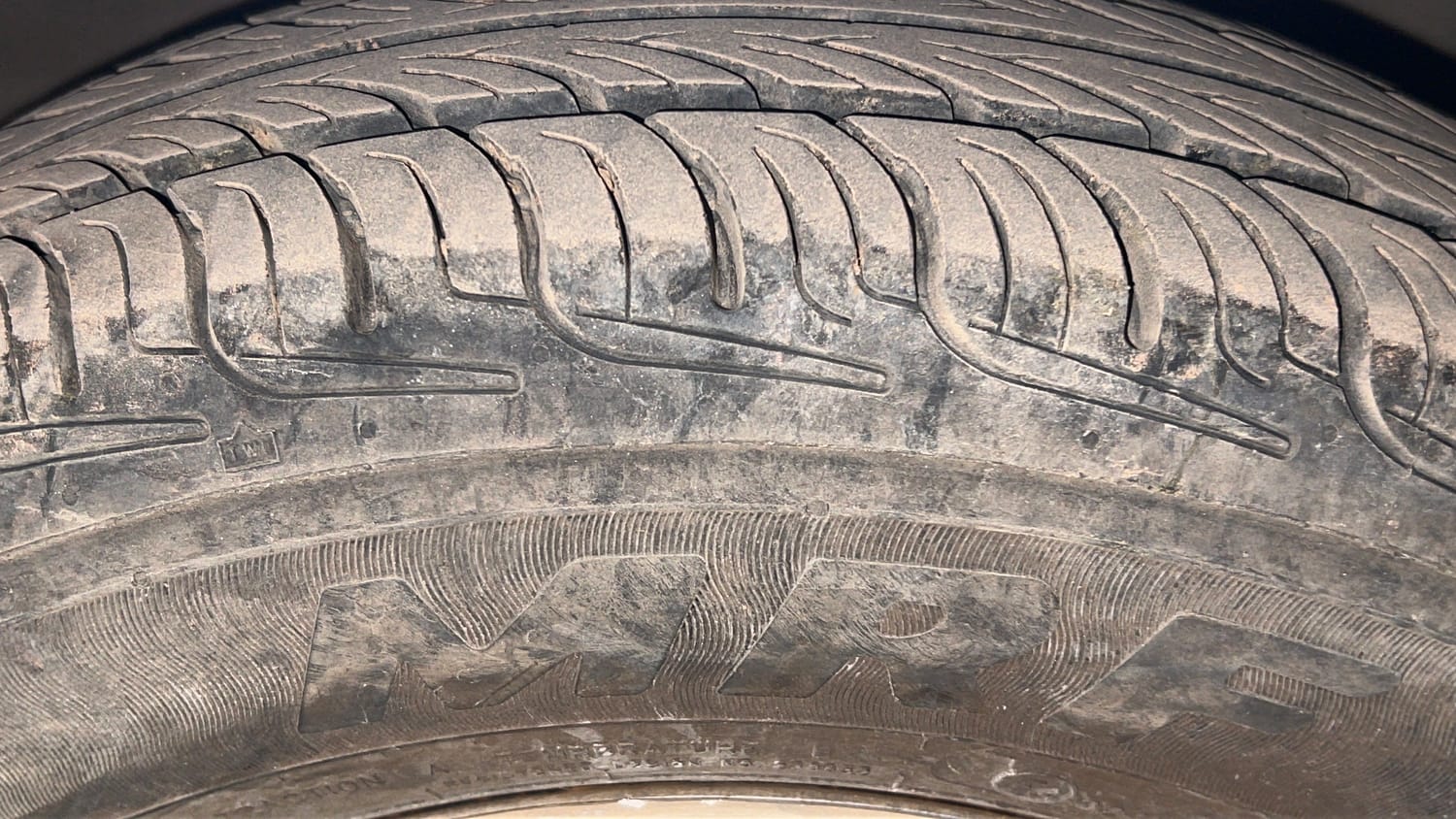 Used 2015 Hyundai i10 Magna 1.1 iRDE2 Petrol Manual tyres LEFT FRONT TYRE TREAD VIEW