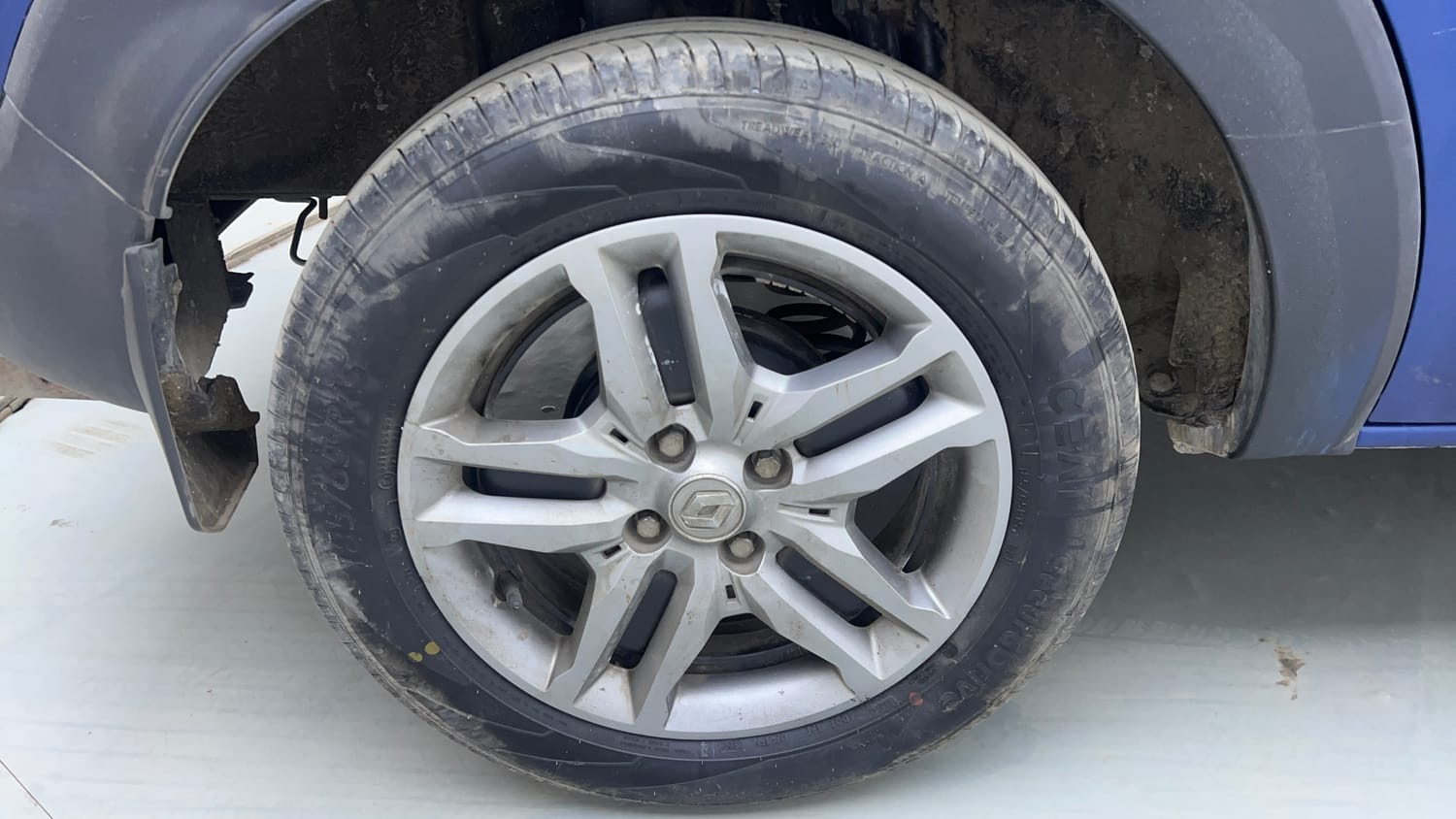 Used 2020 Renault Triber RXZ Petrol Manual tyres RIGHT REAR TYRE RIM VIEW