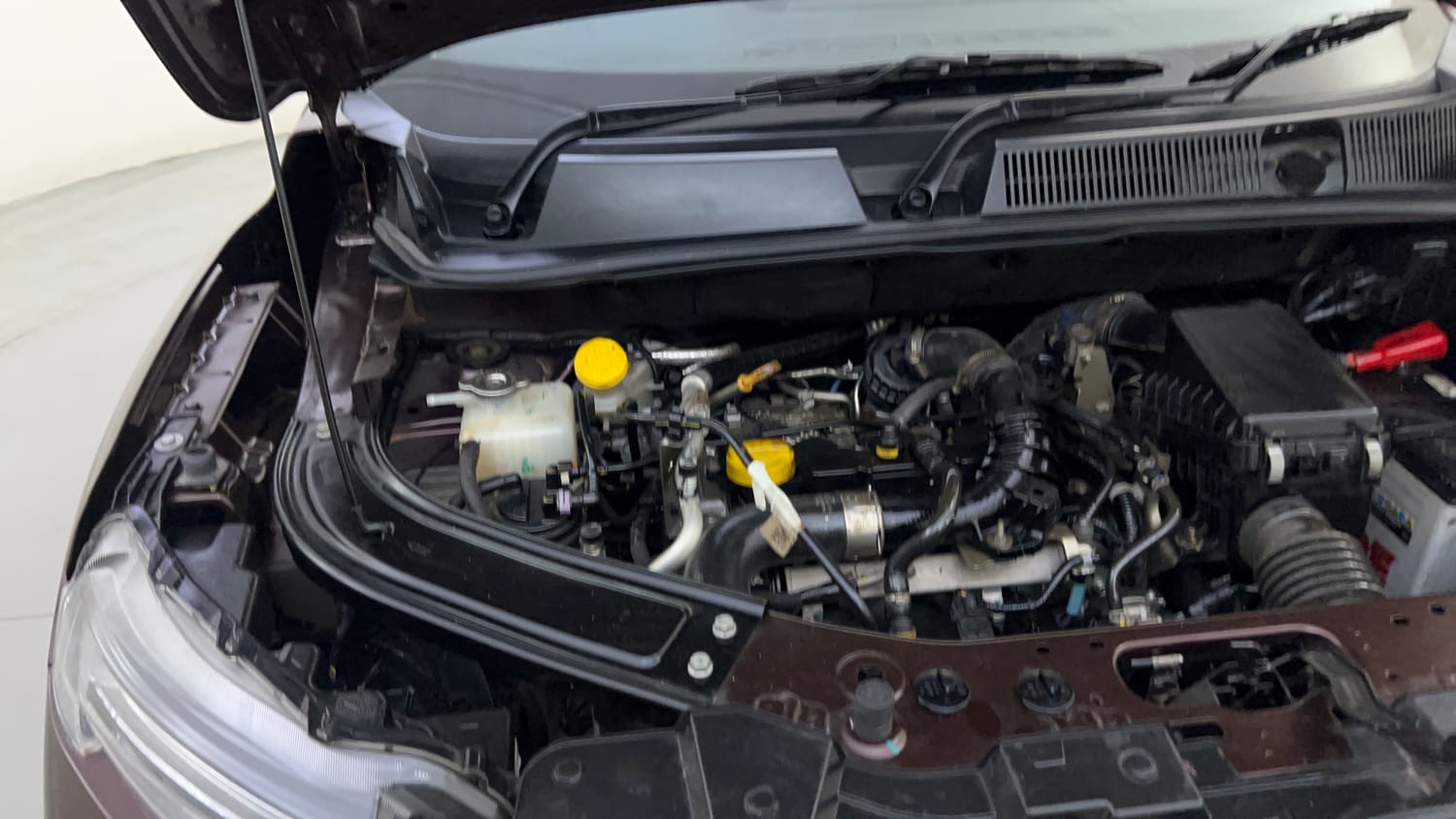 Used 2023 Renault Kiger RXZ Turbo MT Petrol Manual engine ENGINE RIGHT SIDE HINGE & APRON VIEW