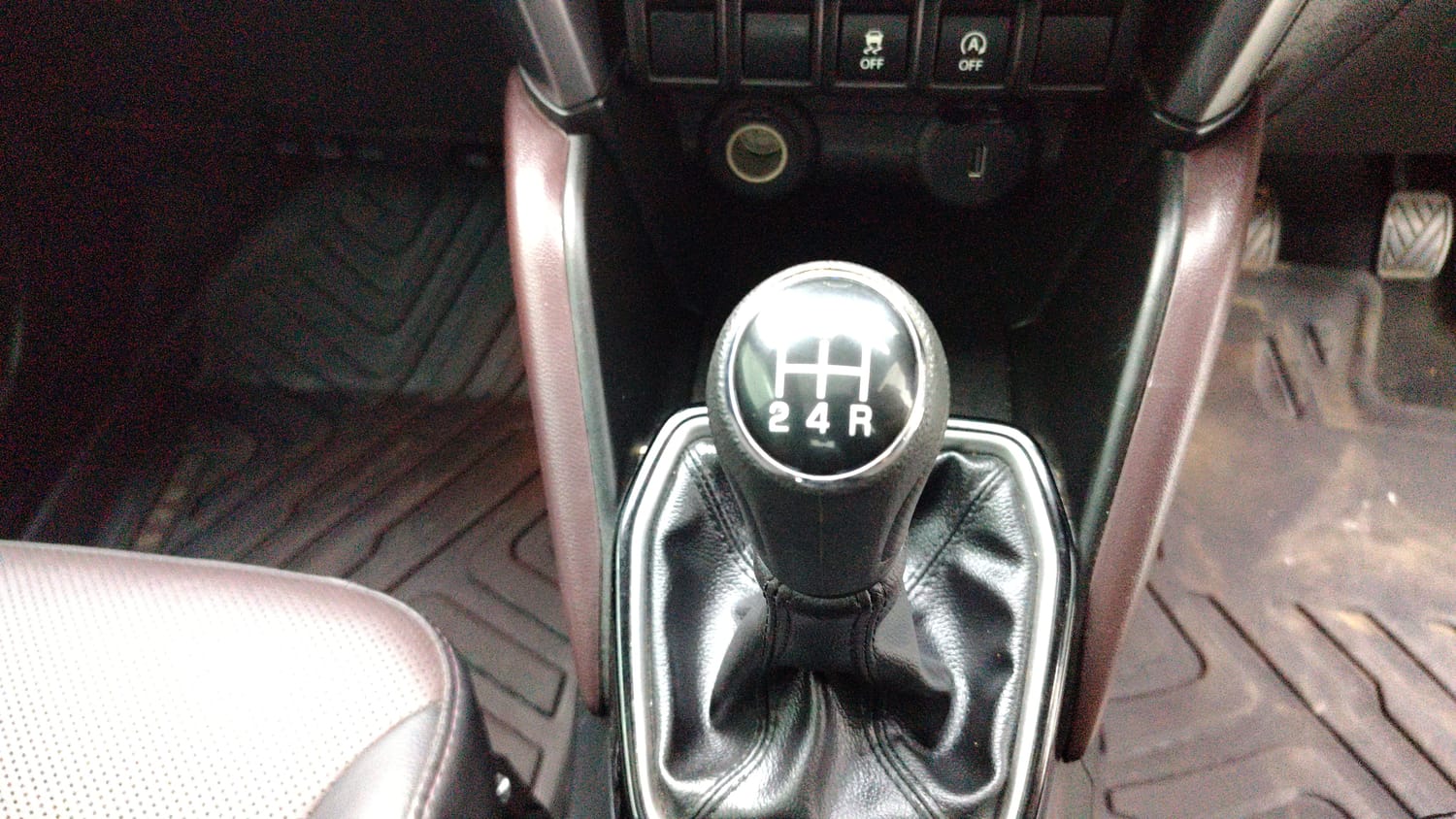 Used 2025 Maruti Suzuki Grand Vitara Alpha Smart Hybrid Petrol Manual interior GEAR  KNOB VIEW