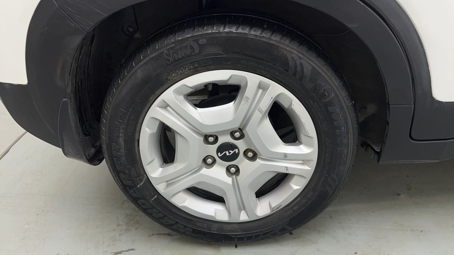 Used 2022 Kia Sonet HTK Plus 1.2 Petrol Manual tyres RIGHT REAR TYRE RIM VIEW