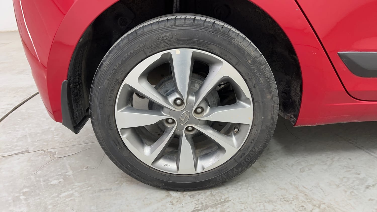 Used 2015 Hyundai Elite i20 Asta 1.2 Petrol Manual tyres RIGHT REAR TYRE RIM VIEW