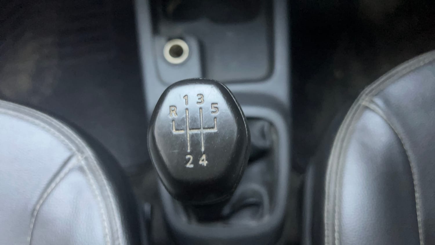 Used 2017 Renault Kwid 1.0 RXT Petrol Manual interior GEAR  KNOB VIEW