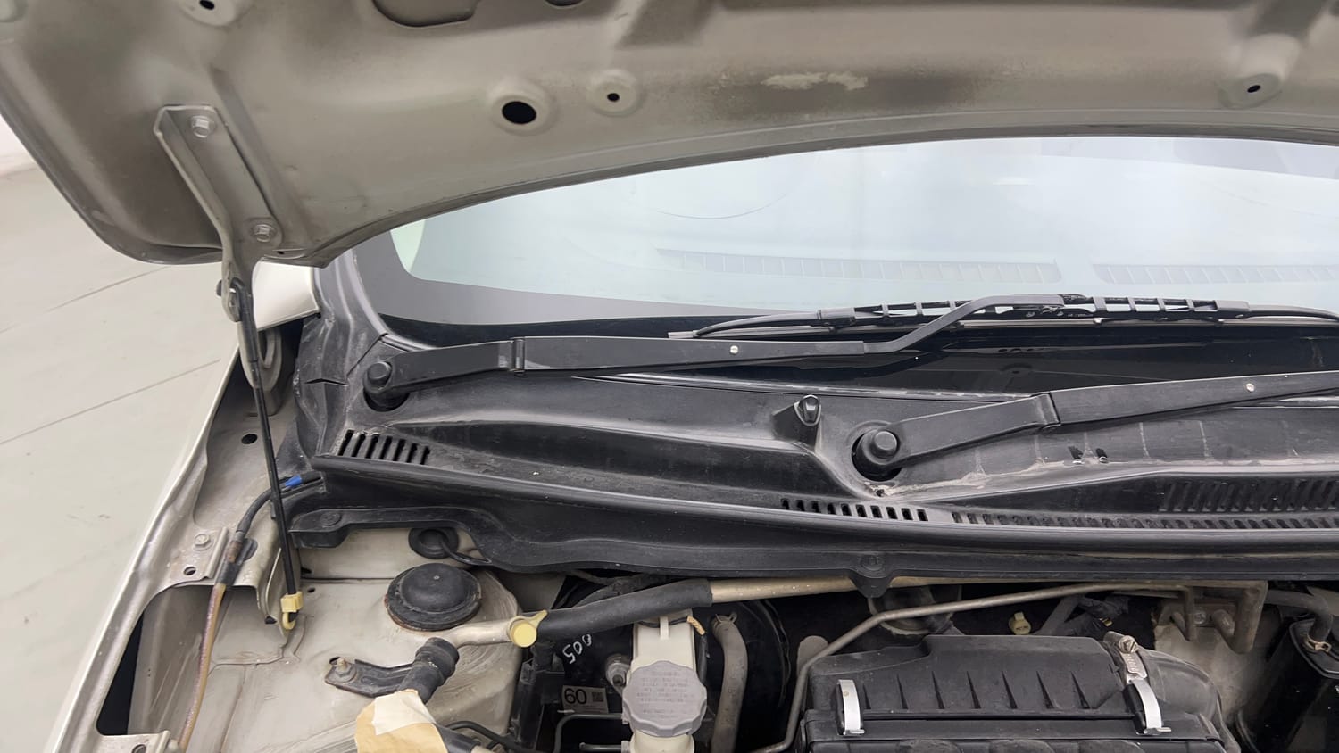Used 2014 Maruti Suzuki Celerio VXi AMT Petrol Automatic engine ENGINE RIGHT SIDE HINGE & APRON VIEW