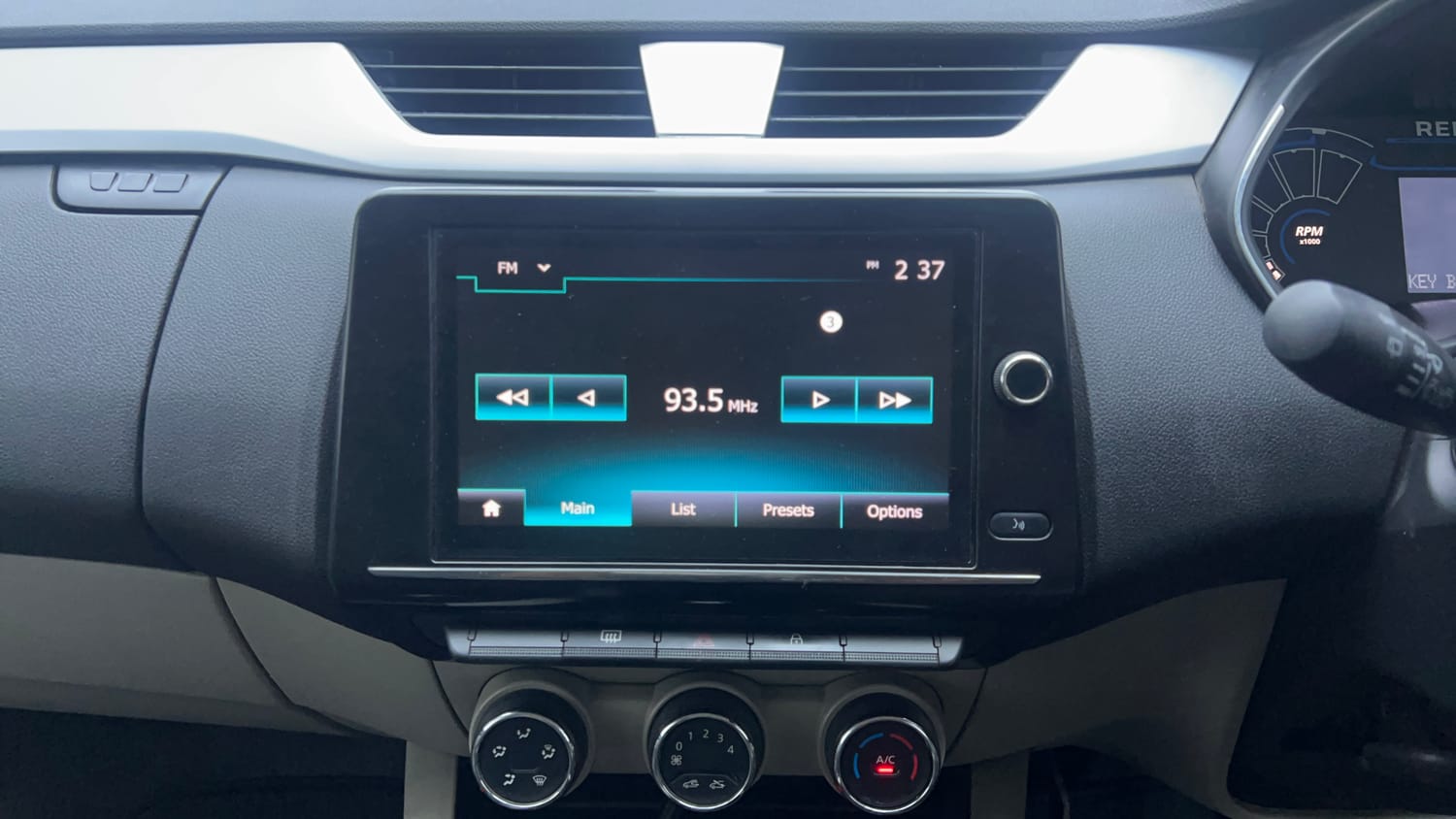 Used 2020 Renault Triber RXZ Petrol Manual interior MUSIC SYSTEM & AC CONTROL VIEW