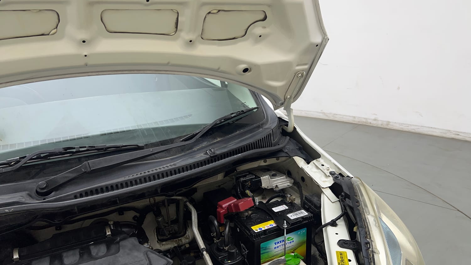 Used 2015 Maruti Suzuki Wagon R 1.0 VXI AMT Petrol Automatic engine ENGINE LEFT SIDE HINGE & APRON VIEW