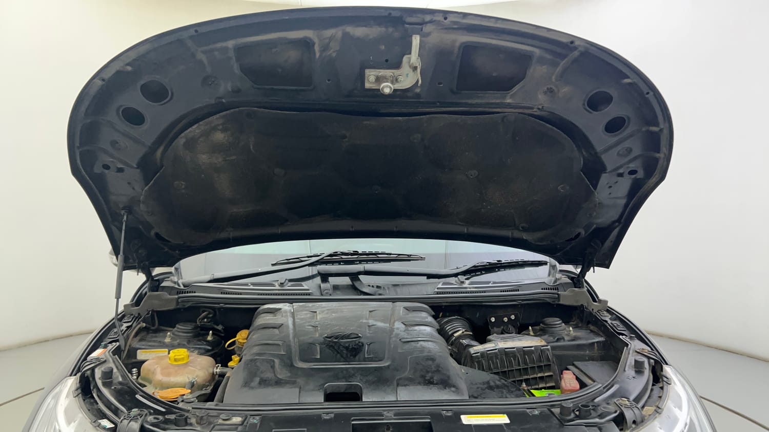 Used 2021 Mahindra XUV500 W9 Diesel Manual engine ENGINE & BONNET OPEN FRONT VIEW