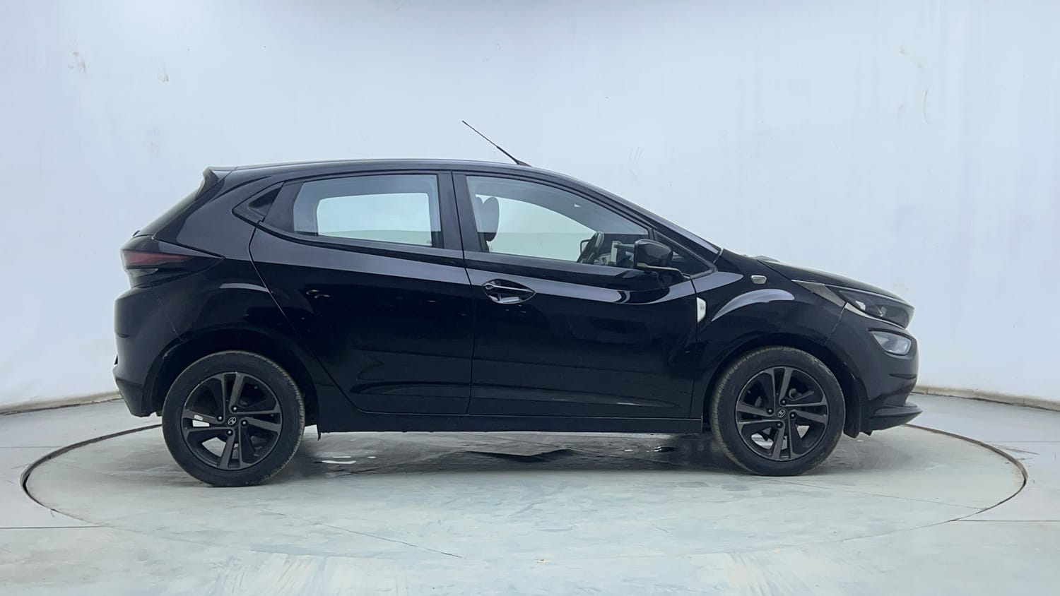 Used 2022 Tata Altroz XZ Plus Petrol Dark Edition Petrol Manual exterior RIGHT SIDE VIEW