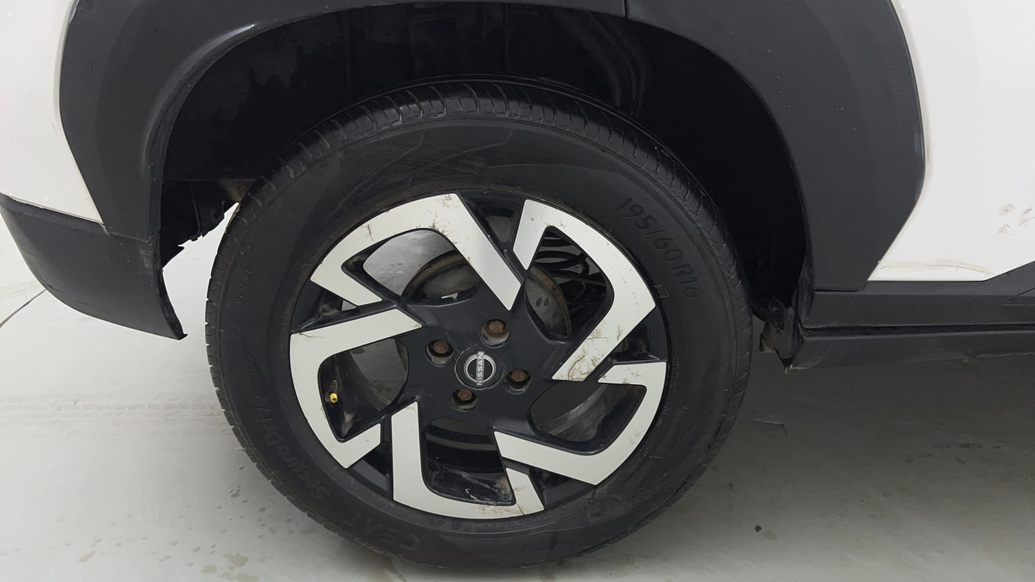 Used 2022 Nissan Magnite XE Petrol Manual tyres RIGHT REAR TYRE RIM VIEW
