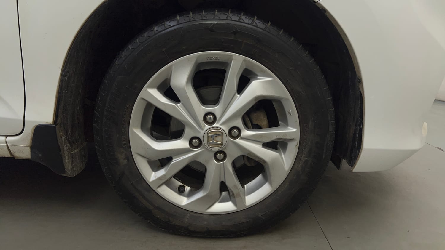 Used 2020 Honda Amaze 1.2 VX CVT Petrol Petrol Automatic tyres RIGHT FRONT TYRE RIM VIEW