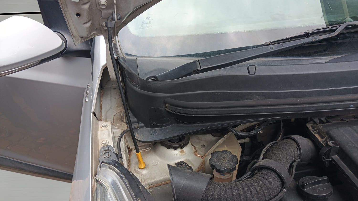 Used 2015 Hyundai Xcent S 1.2 (O) Petrol Manual engine ENGINE RIGHT SIDE HINGE & APRON VIEW