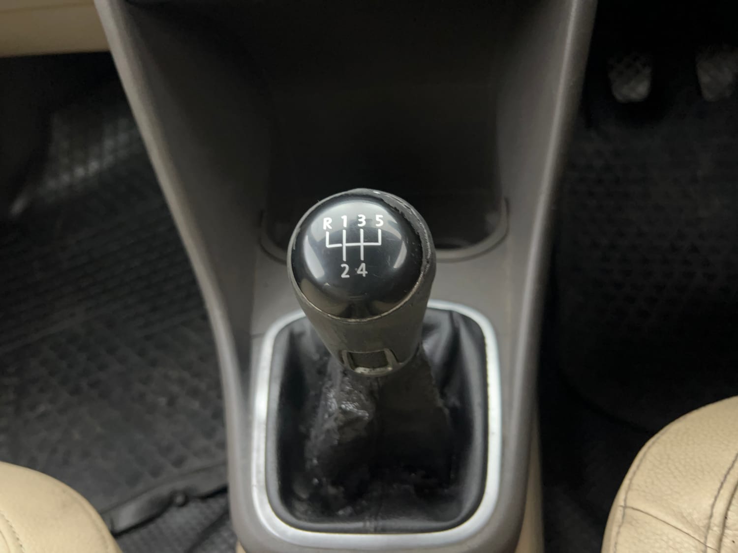 Used 2018 Volkswagen Vento Highline 1.6 (P) Petrol Manual interior GEAR  KNOB VIEW