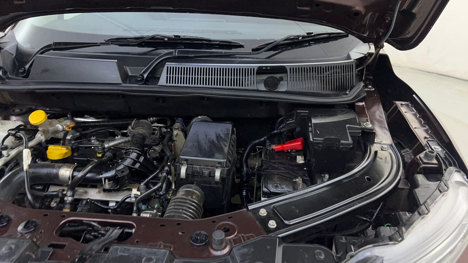 Used 2023 Renault Kiger RXZ Turbo MT Petrol Manual engine ENGINE LEFT SIDE HINGE & APRON VIEW