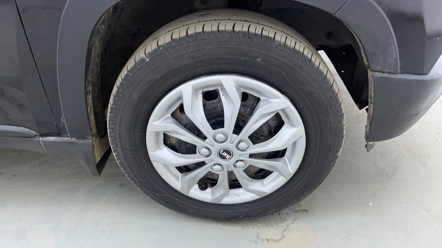 Used 2017 Mahindra KUV100 K6+ 5 STR Petrol Manual tyres RIGHT FRONT TYRE RIM VIEW