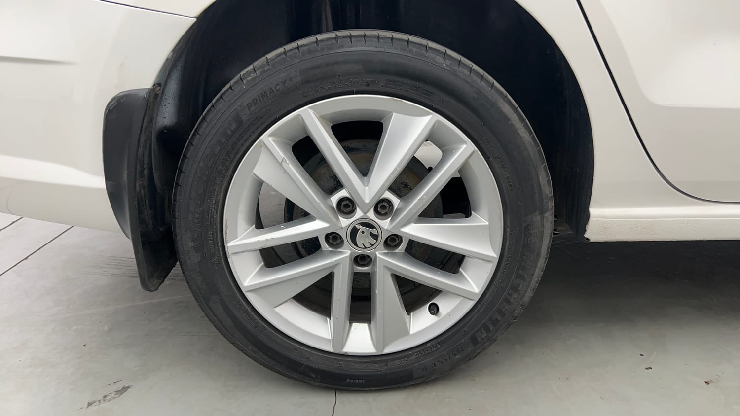 Used 2018 Skoda Rapid Style 1.6 MPI Petrol Manual tyres RIGHT REAR TYRE RIM VIEW