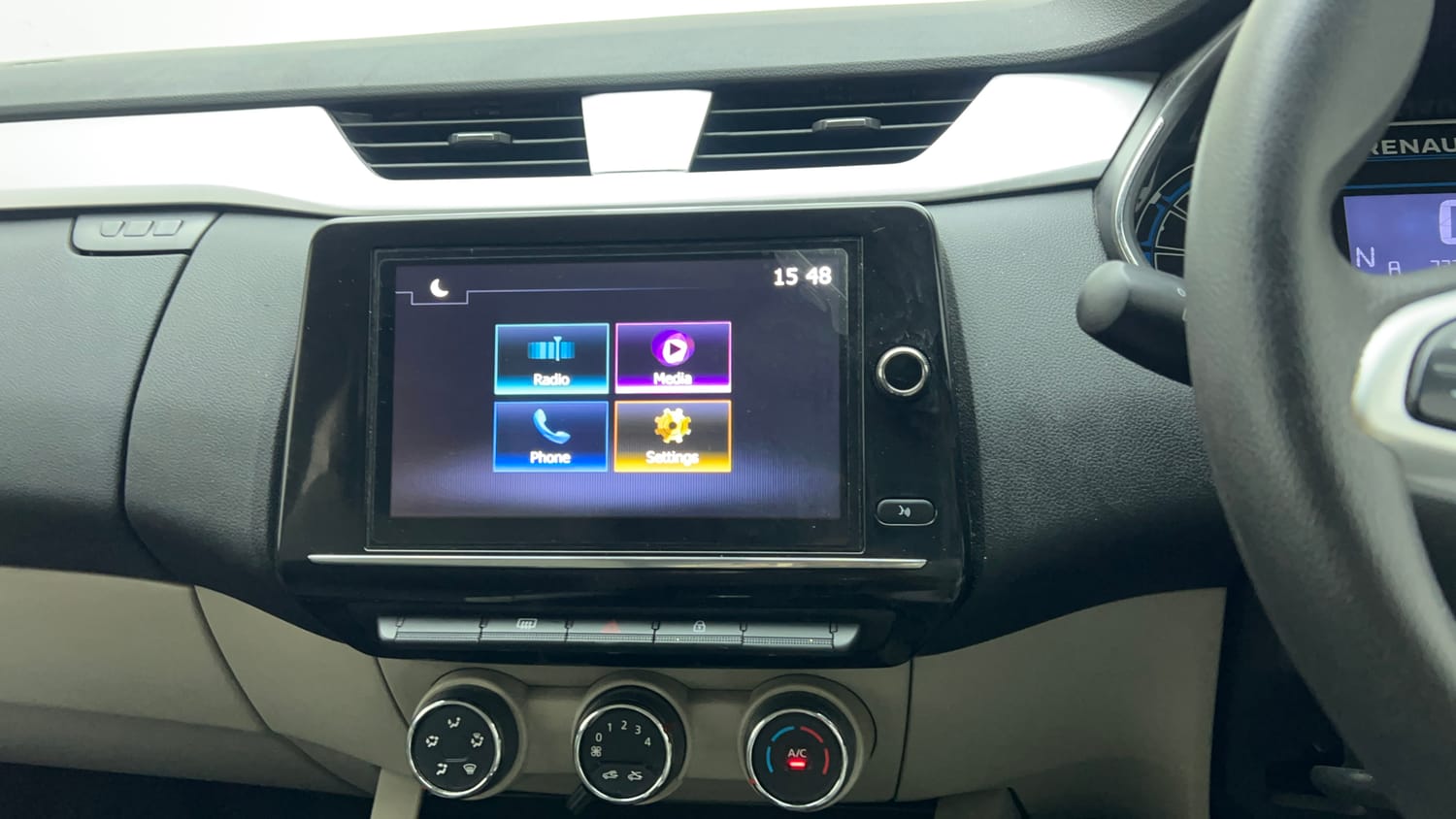 Used 2022 Renault Triber RXZ Petrol Automatic top_features Touch screen infotainment system
