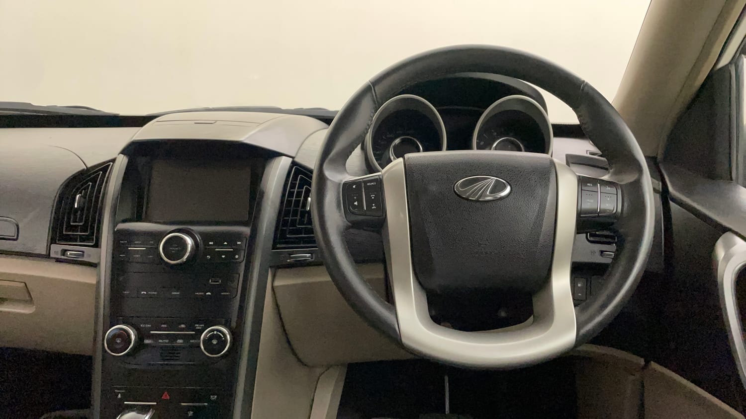 Used 2018 Mahindra XUV500 W9 AT Diesel Automatic interior STEERING VIEW