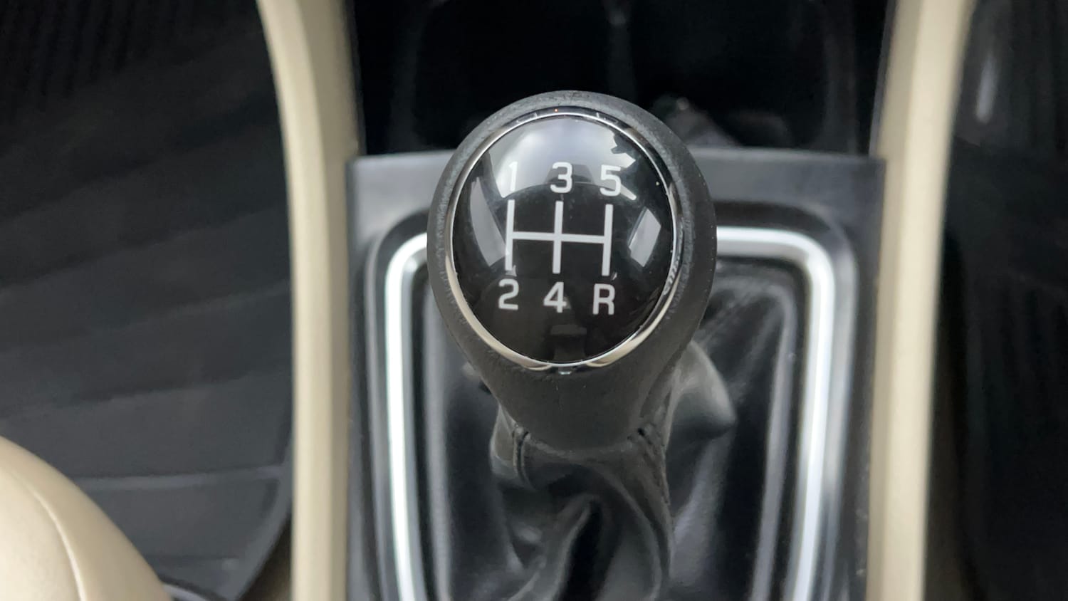 Used 2015 Maruti Suzuki Ciaz ZDi+ SHVS Diesel Manual interior GEAR  KNOB VIEW