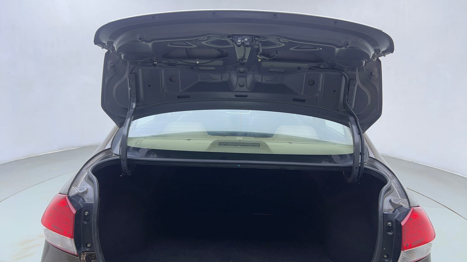 Used 2017 Maruti Suzuki Ciaz ZDi SHVS Diesel Manual interior DICKY DOOR OPEN VIEW