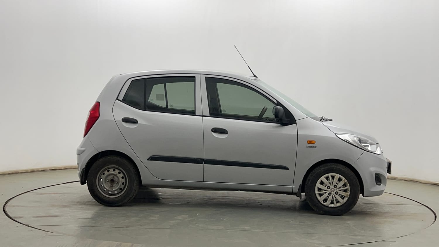 Used 2015 Hyundai i10 Magna 1.1 iRDE2 Petrol Manual exterior RIGHT SIDE VIEW