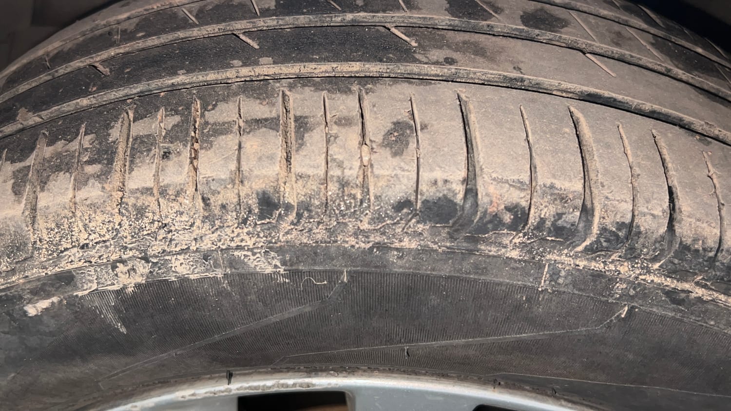 Used 2014 Maruti Suzuki Ertiga ZXi Petrol Manual tyres LEFT FRONT TYRE TREAD VIEW
