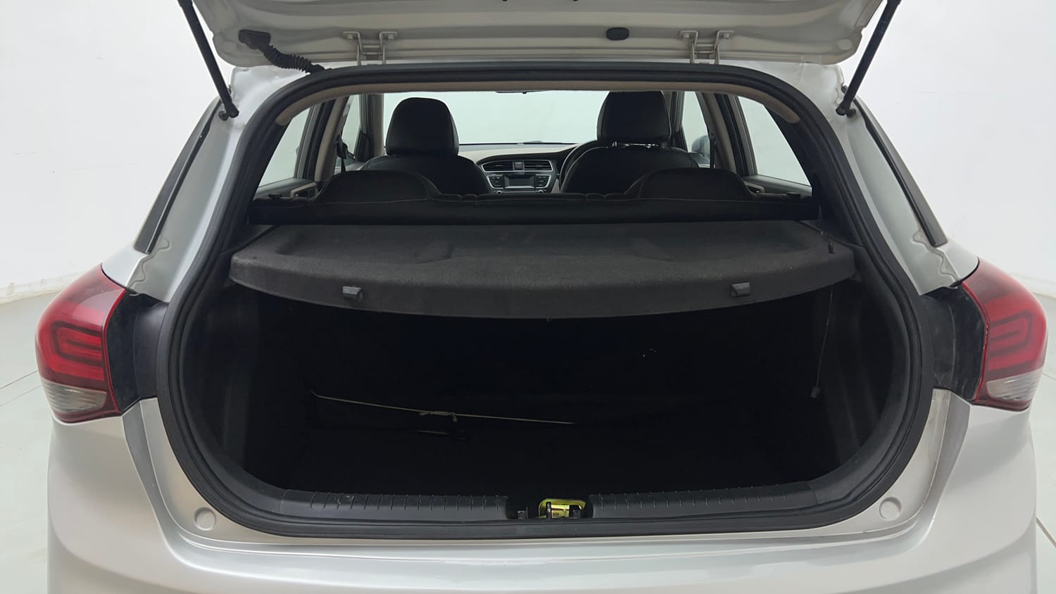 Used 2018 Hyundai Elite i20 Sportz 1.2 Petrol Manual interior DICKY INSIDE VIEW