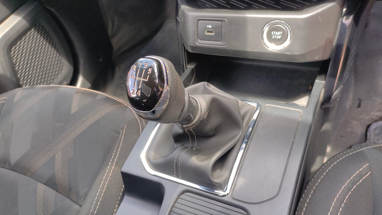 Used 2021 Renault Kiger RXT MT Petrol Manual interior GEAR  KNOB VIEW