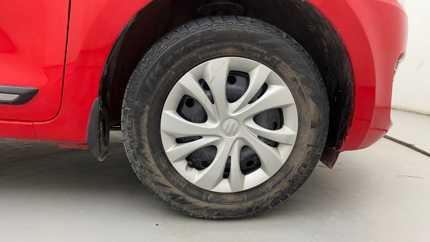 Used 2023 Maruti Suzuki Swift VXi Petrol Manual tyres RIGHT FRONT TYRE RIM VIEW