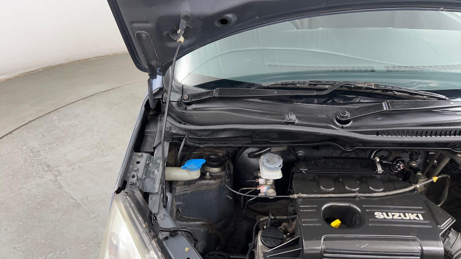 Used 2012 Maruti Suzuki Wagon R LXi Petrol Manual engine ENGINE RIGHT SIDE HINGE & APRON VIEW