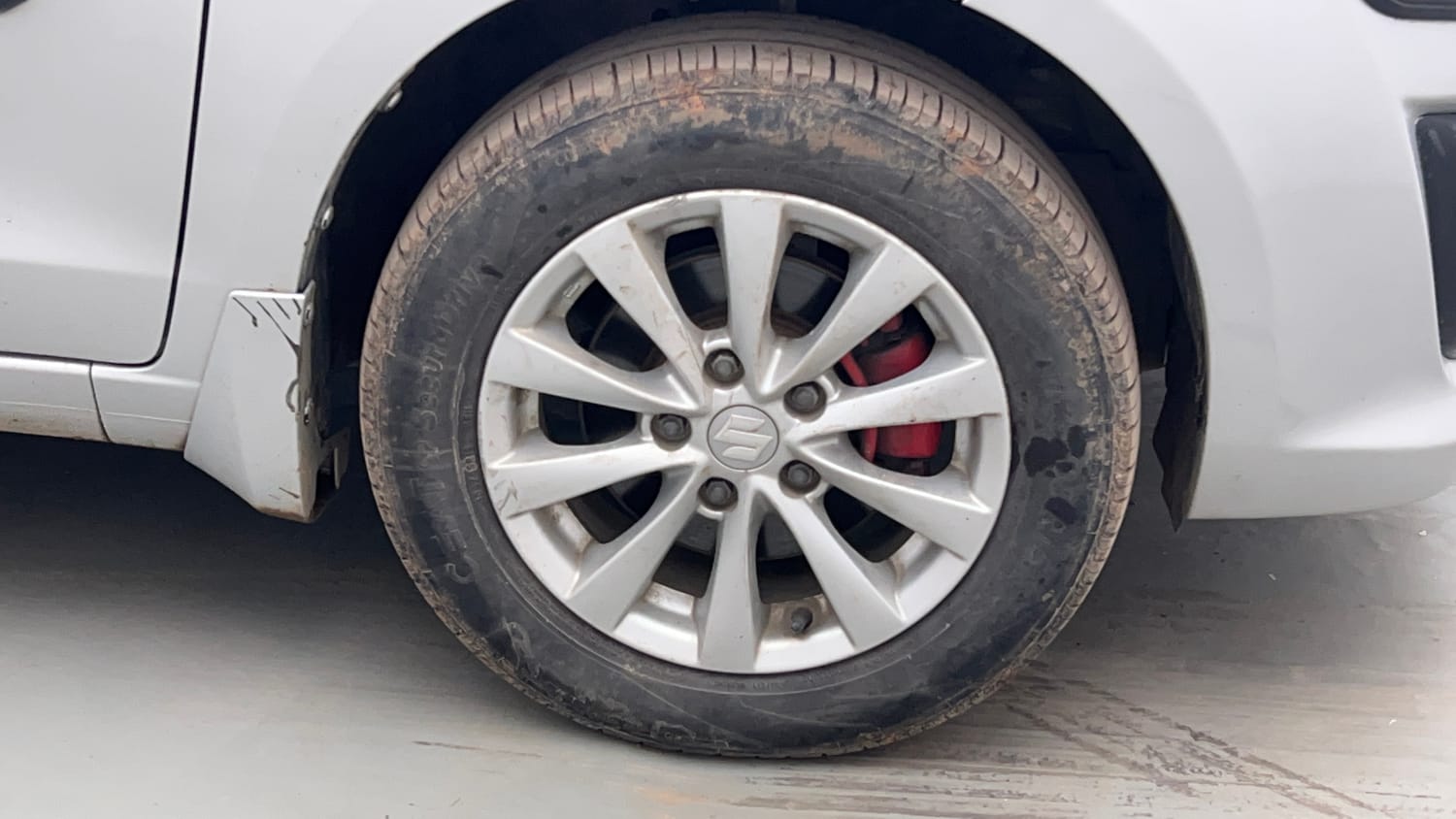 Used 2014 Maruti Suzuki Ertiga ZXi Petrol Manual tyres RIGHT FRONT TYRE RIM VIEW