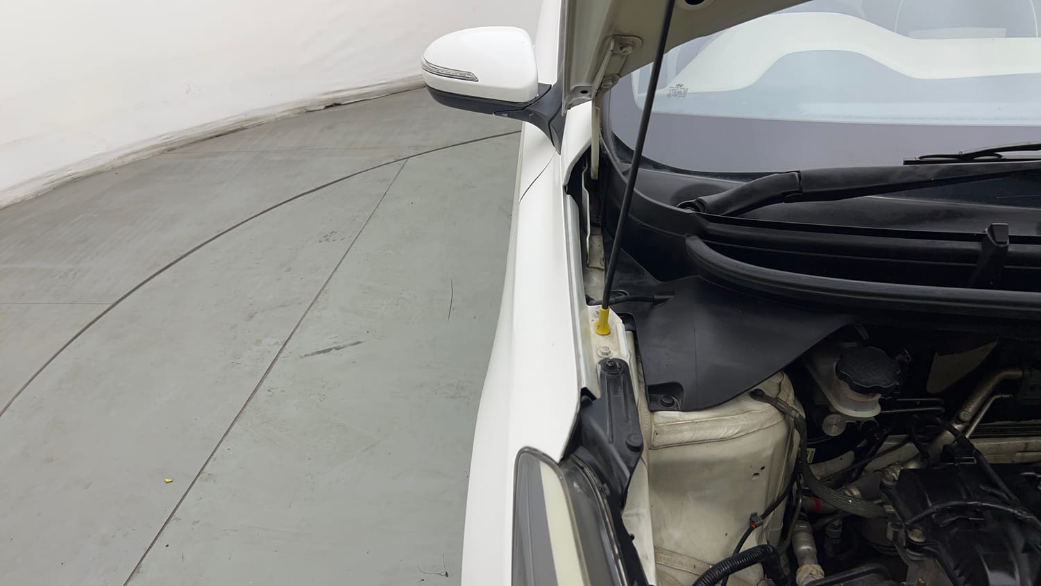 Used 2019 Hyundai Elite i20 Asta 1.2 AT Petrol Automatic engine ENGINE RIGHT SIDE HINGE & APRON VIEW