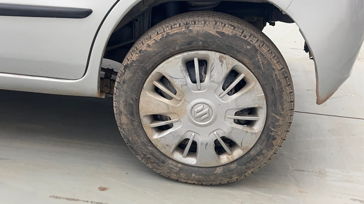 Used 2012 null Petrol Manual tyres LEFT REAR TYRE RIM VIEW