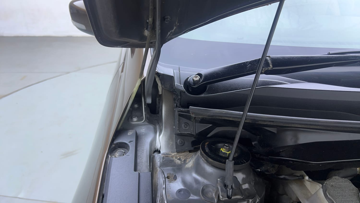 Used 2017 Maruti Suzuki Ciaz ZDi SHVS Diesel Manual engine ENGINE RIGHT SIDE HINGE & APRON VIEW