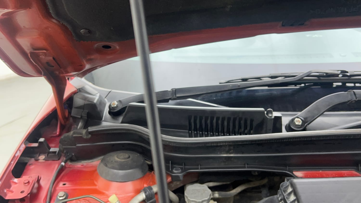 Used 2018 Maruti Suzuki Vitara Brezza [2016-2020] VDi Diesel Manual engine ENGINE RIGHT SIDE HINGE & APRON VIEW