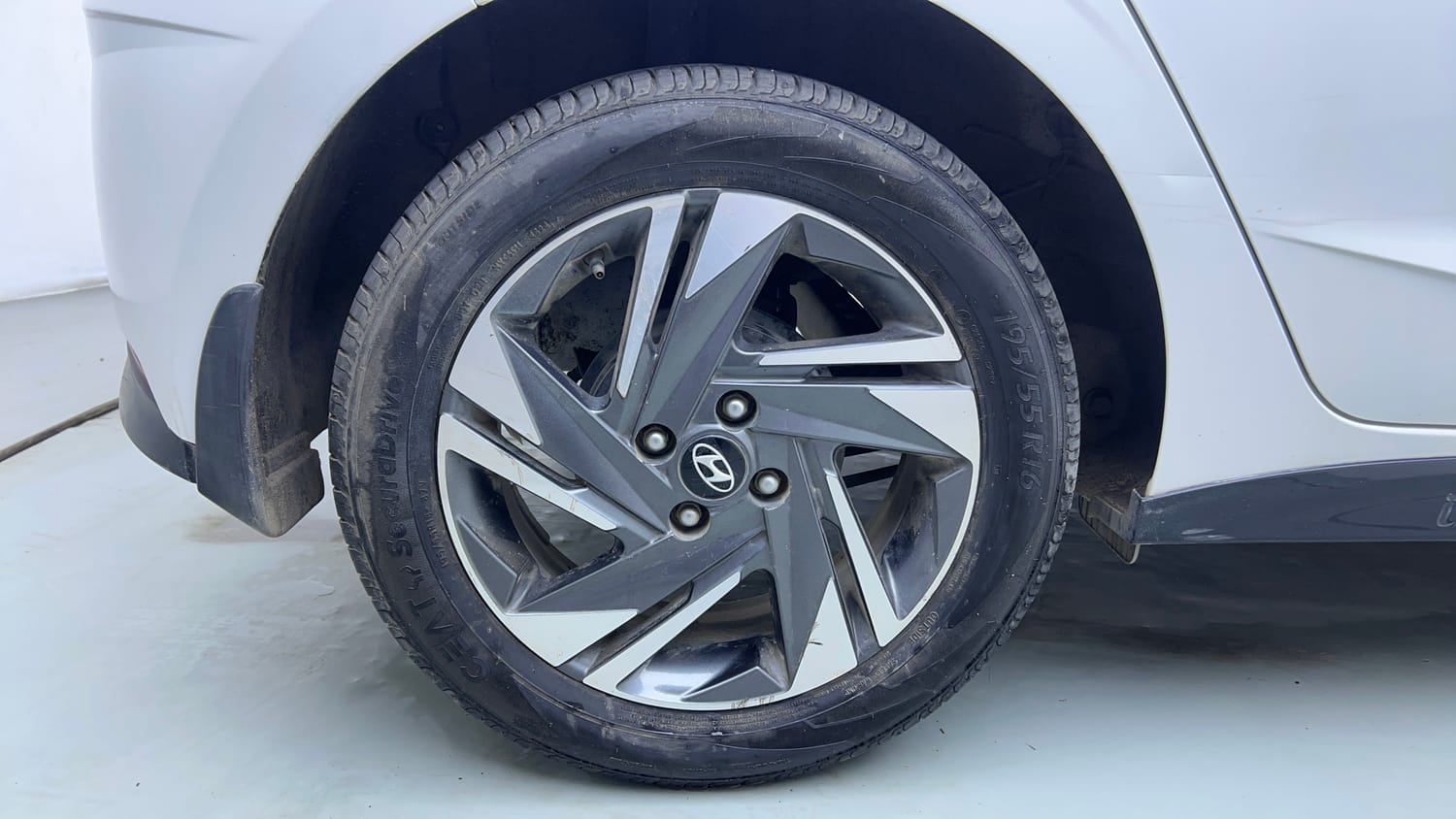 Used 2023 Hyundai New i20 Asta (O) 1.2 MT Petrol Manual tyres RIGHT REAR TYRE RIM VIEW