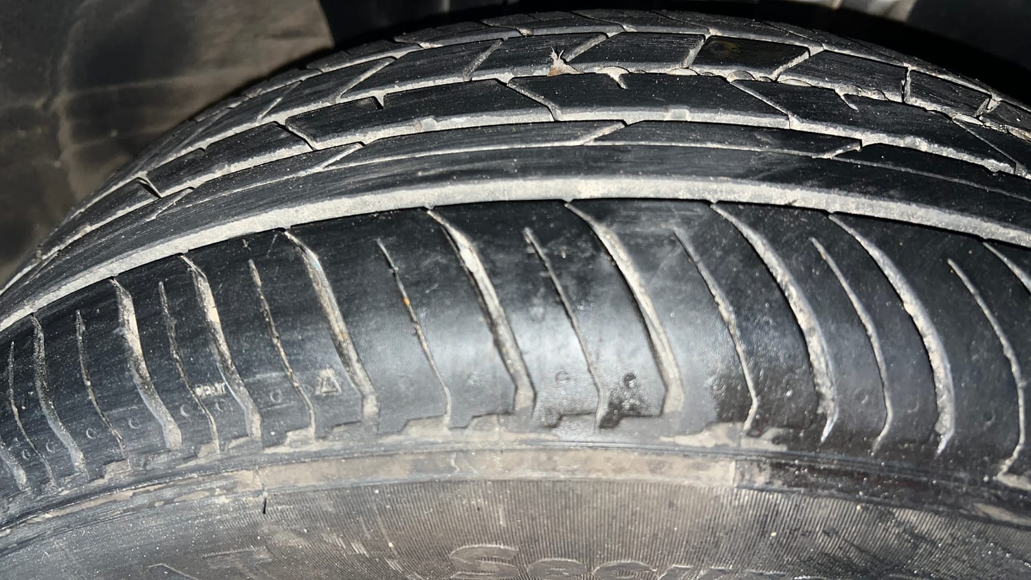 Used 2022 Nissan Magnite XE Petrol Manual tyres RIGHT FRONT TYRE TREAD VIEW