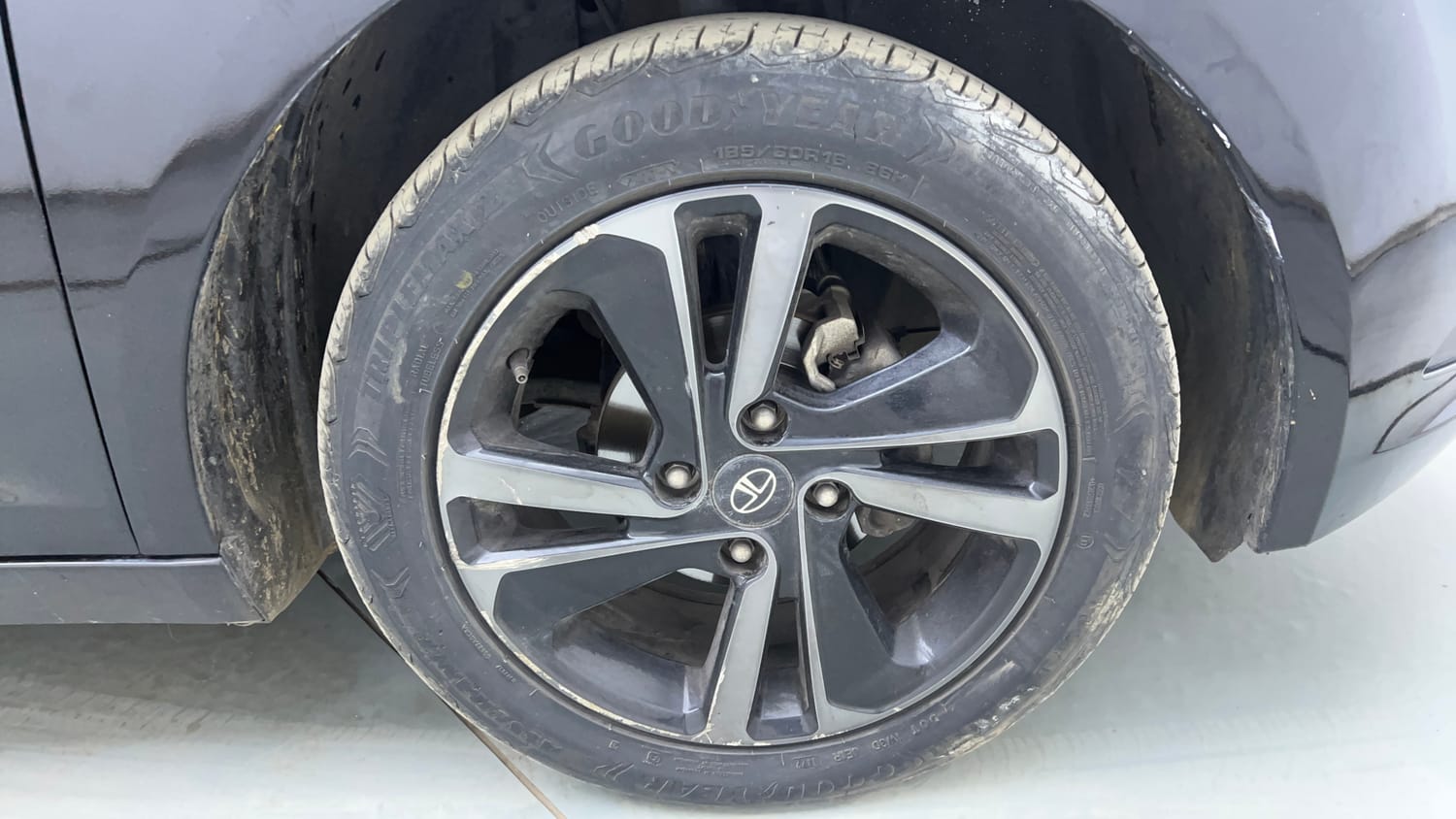 Used 2022 Tata Altroz XZ Plus Petrol Dark Edition Petrol Manual tyres RIGHT FRONT TYRE RIM VIEW
