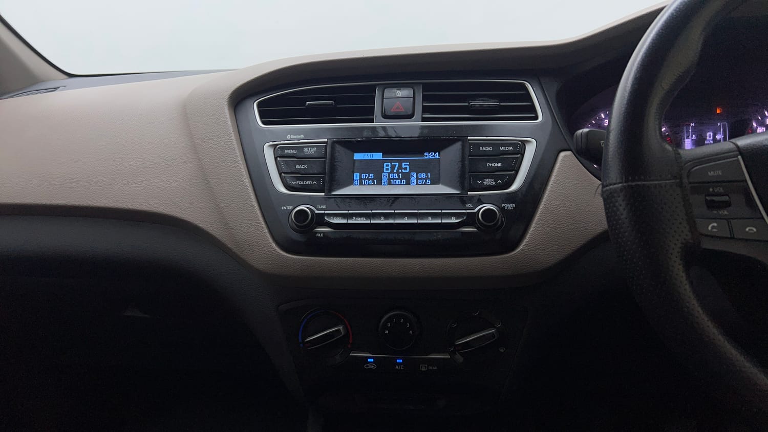 Used 2018 Hyundai Elite i20 Sportz 1.2 Petrol Manual top_features Integrated (in-dash) music system