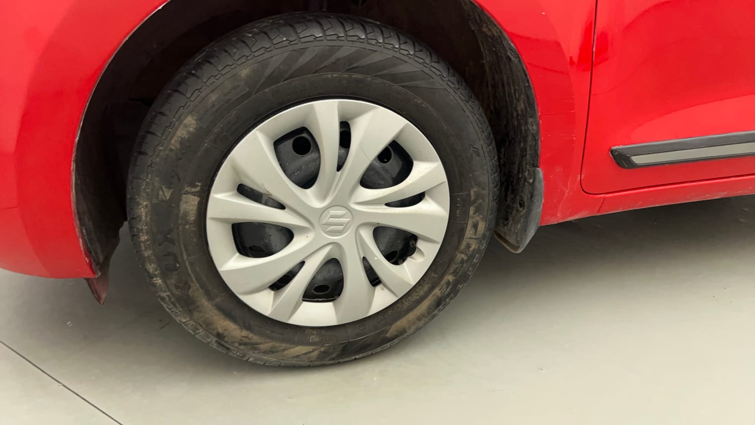 Used 2023 Maruti Suzuki Swift VXi Petrol Manual tyres LEFT FRONT TYRE RIM VIEW