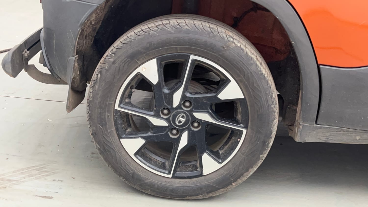 Used 2024 Tata Punch Creative Dual Tone AMT Sunroof Petrol Automatic tyres RIGHT REAR TYRE RIM VIEW