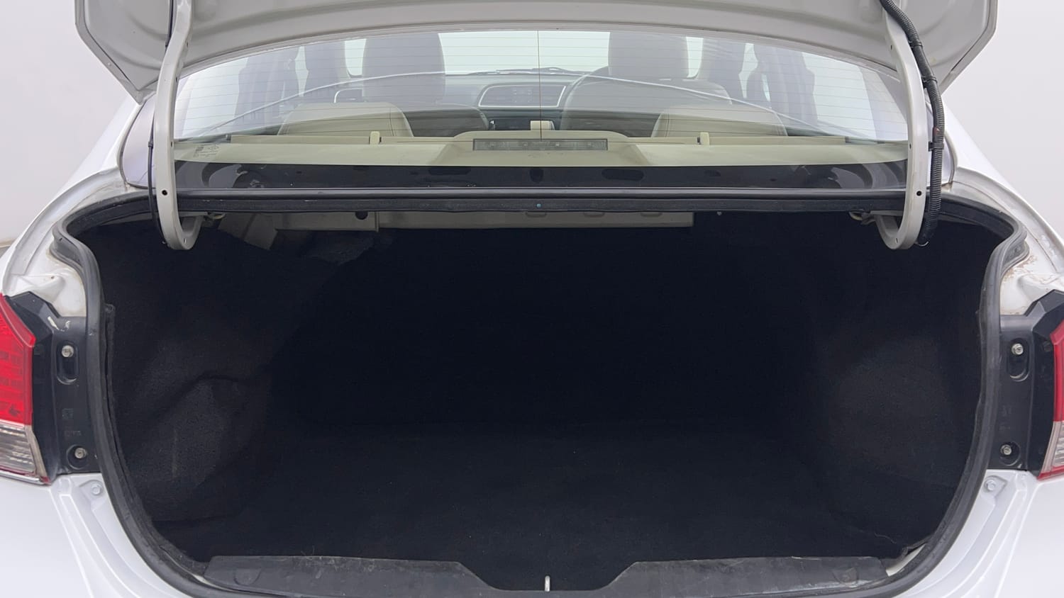 Used 2015 Maruti Suzuki Ciaz ZDi+ SHVS Diesel Manual interior DICKY INSIDE VIEW