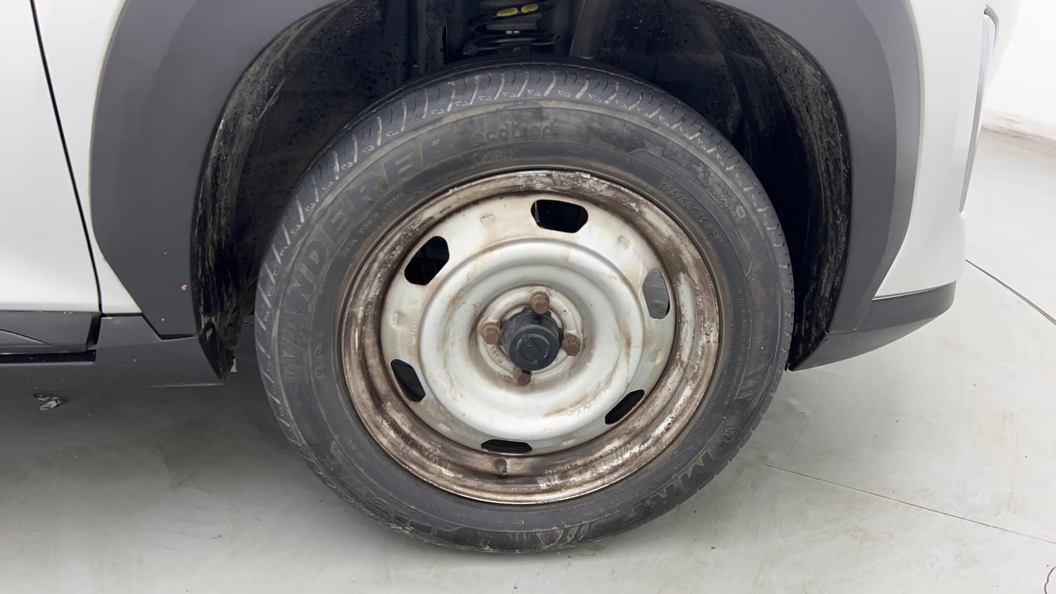 Used 2021 Nissan Magnite XE Petrol Manual tyres RIGHT FRONT TYRE RIM VIEW