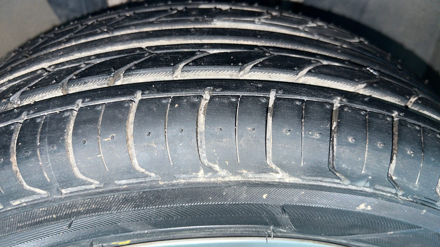 Used 2022 Renault Triber RXZ Petrol Automatic tyres RIGHT FRONT TYRE TREAD VIEW