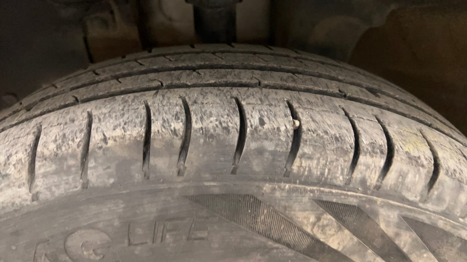Used 2016 Renault Kwid RXT Opt Petrol Manual tyres LEFT FRONT TYRE TREAD VIEW