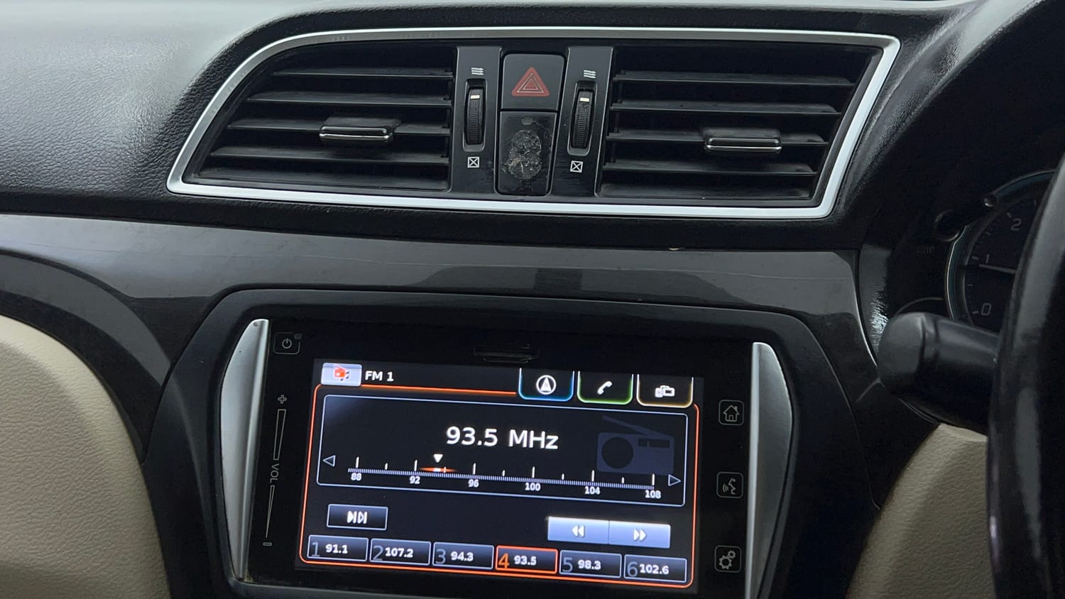 Used 2015 Maruti Suzuki Ciaz ZDi+ SHVS Diesel Manual top_features Touch screen infotainment system