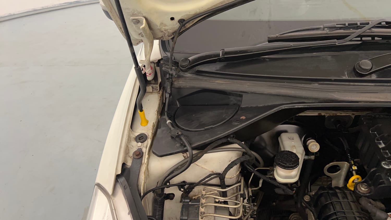 Used 2018 Tata Tiago Revotron XZ Plus Petrol Manual engine ENGINE RIGHT SIDE HINGE & APRON VIEW