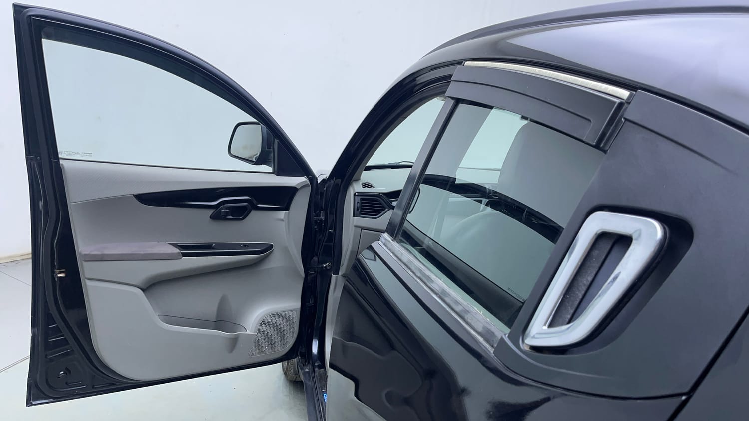 Used 2017 Mahindra KUV100 K6+ 5 STR Petrol Manual interior LEFT FRONT DOOR OPEN VIEW